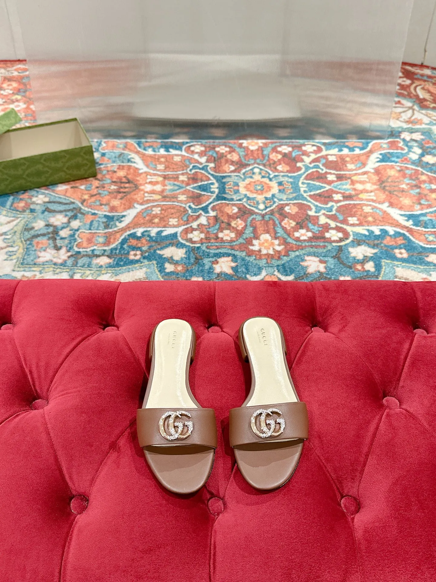 👟👟Ex-factory price 520👟👟 Every detail of Gucci's 2025 spring and summer new open-toe sandals and slippers has been carefully crafted, and design elements such as round toes and thick heels are cleverly used to create a fashionable retro style. The archived double G diamond-encrusted buckle details are reminiscent of the brand's fashionable atmosphere. ▪️Material: original custom sheepskin ▪️Inner lining/foot: high-end custom sheepskin ▪️Heel height: 1.0cm ▪️Number of yards: 35-39 (customized at 40.41.42, non-returnable)